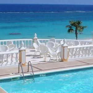 Coco Reef Bermuda swimming pool